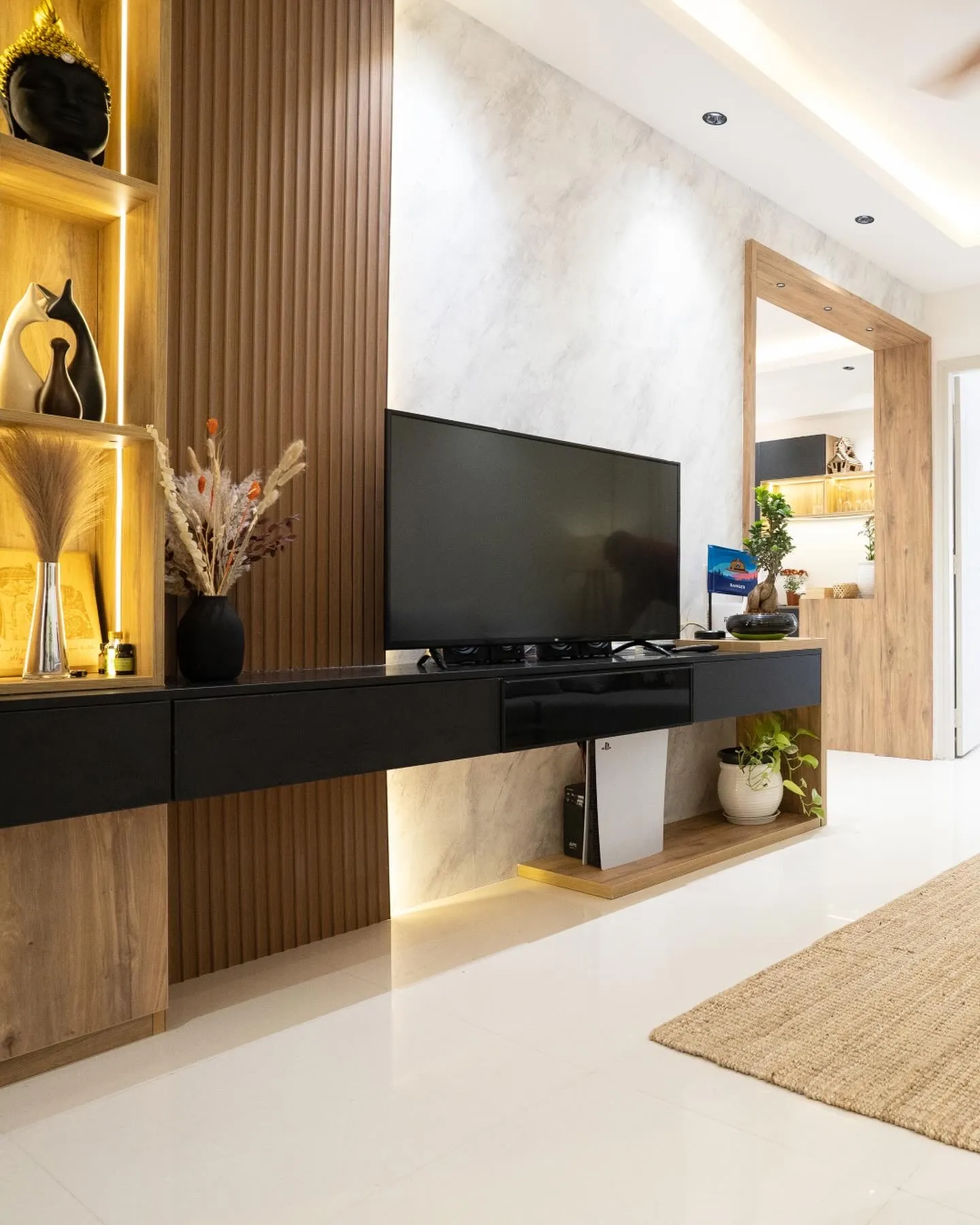 TV wall with oak slats, marble panel and black floating console — The Aakar
